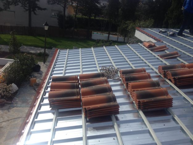 Cambio de teja en Las Rozas Madrid Nuevas tejas para la rehabilitación del tejado en las Rozas
