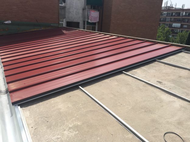 Colocación panel de sandwich en el tejado