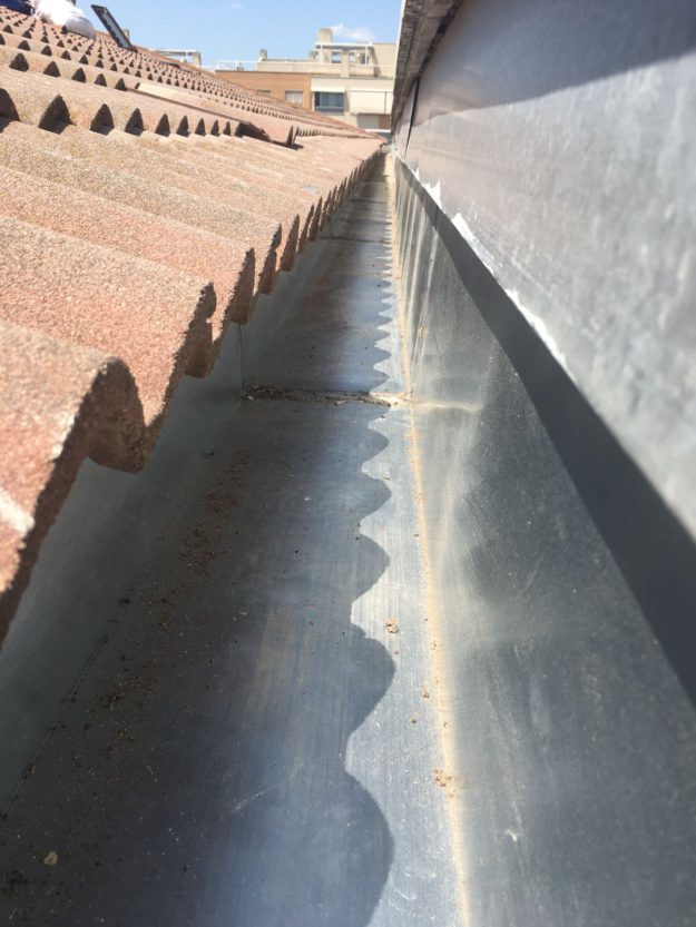 Instalar canalón de zinc en instituto de Pinto Madrid
