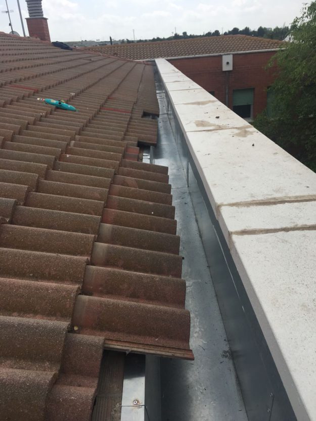 Reparación del canalón en la cubierta del instituto de Pinto en Madrid