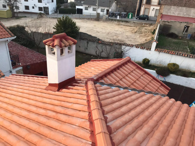 tejado con teja nueva en brunete madrid rehabilitar chimeneas