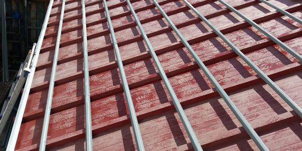 Instalación de paneles bajo teja en Madrid